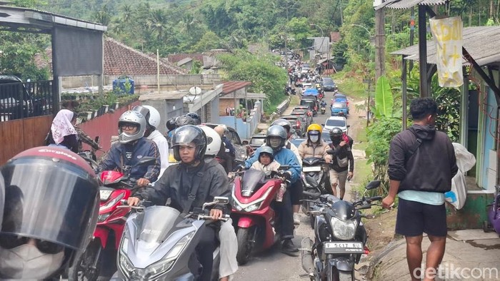 Antrean kendaraan di jalur Cikidang, Kabupaten Sukabumi
