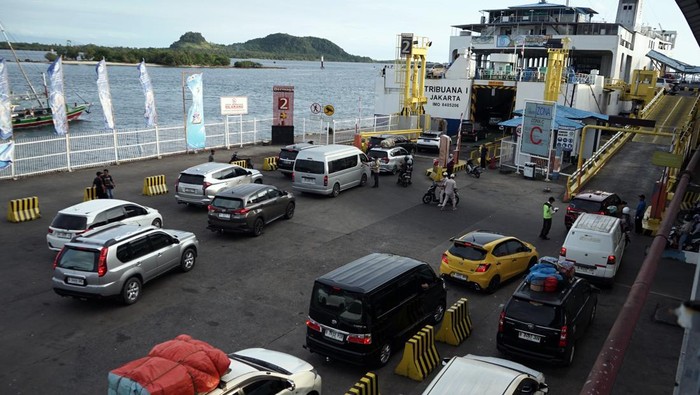 Kendaraan antre untuk memasuki kapal di Pelabuhan Bakauheni, Lampung Selatan, Lampung, Senin (23/3/2026). Berdasarkan data PT Angkutan Sungai Danau Penyeberangan (ASDP) cabang Bakauheni, pada arus balik H+1 Idul Fitri 1447 H (24 jam) sebanyak 51.751 
