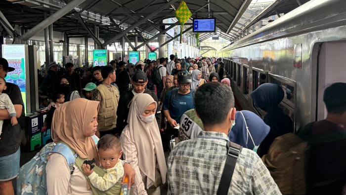 Arus balik di stasiun kereta api Daop 8