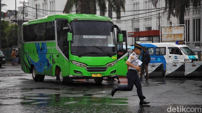 Sejumlah penumpang turun dari bus arus balik di Terminal Bus Tanjung Priok, Selasa (24/6/2026). Kedatangan mereka menandai meningkatnya pergerakan arus balik setelah libur panjang, dengan para pemudik kembali ke ibu kota untuk melanjutkan aktivitas sehari-hari. Diprediksi puncak arus balik tanggal 28 Maret.