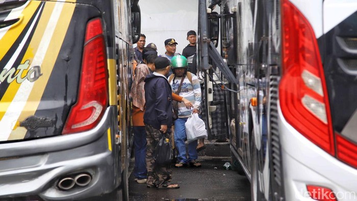 Sejumlah penumpang turun dari bus arus balik di Terminal Bus Tanjung Priok, Selasa (24/6/2026). Kedatangan mereka menandai meningkatnya pergerakan arus balik setelah libur panjang, dengan para pemudik kembali ke ibu kota untuk melanjutkan aktivitas s