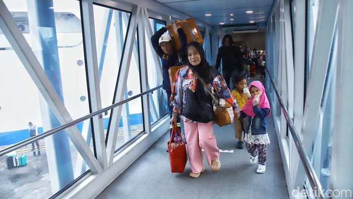 Ratusan penumpang turun dari KM Ciremai di Terminal Penumpang Nusantara Pura, Pelabuhan Tanjung Priok, Selasa (24/3/2026). Kapal milik PT Pelayaran Nasional Indonesia (Pelni) itu mengangkut sebanyak 436 penumpang yang tiba di ibu kota usai menempuh perjalanan panjang dari berbagai wilayah timur Indonesia.