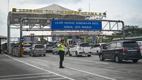 Rekayasa lalu lintas diberlakukan dari KM 70 hingga KM 47 arah Jakarta. Foto: ANTARA FOTO/Fauzan