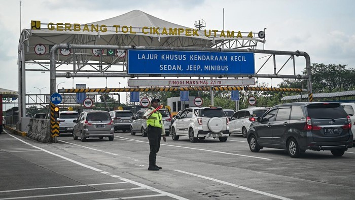 Sejumlah kendaraan melintas saat penerapan rekayasa lalu lintas lawan arah atau contraflow di ruas Tol Jakarta-Cikampek, Karawang, Jawa Barat, Selasa (24/3/2026). PT Jasamarga Transjawa Tol (JTT) memberlakukan rekayasa lalu lintas lawan arah dari KM 70 hingga KM 47 arah Jakarta di ruas Tol Jakarta-Cikampek yang berlaku sejak 23 Maret hingga 29 Maret 2026 untuk mendukung kelancaran lalu lintas arus balik Lebaran 2026. ANTARA FOTO/Fauzan/nym.