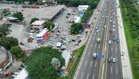Sejumlah kendaraan melintas saat penerapan rekayasa lalu lintas lawan arah atau contraflow di ruas Tol Jakarta-Cikampek, Karawang, Jawa Barat, Selasa (24/3/2026). Foto: ANTARA FOTO/Fauzan