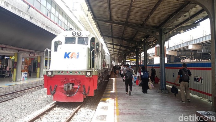 Calon penumpang KAI Divre I Sumut sedang menunggu jadwal keberangkatan