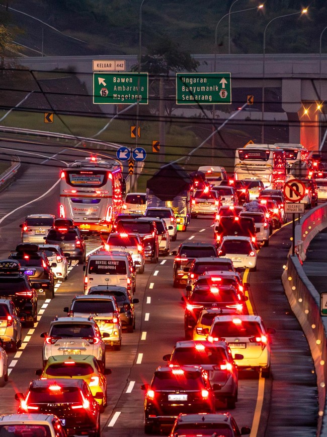 Arus Balik Meningkat, One Way Lokal Berlaku di Tol Semarang-Solo