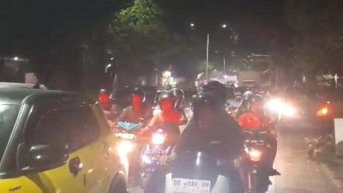 Arus balik picu kemacetan arus lalu lintas di Jalan Poros Maros, malam ini. Dokumen Istimewa