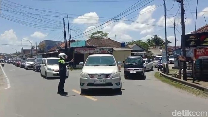 Arus lalu lintas di Pangandaran.
