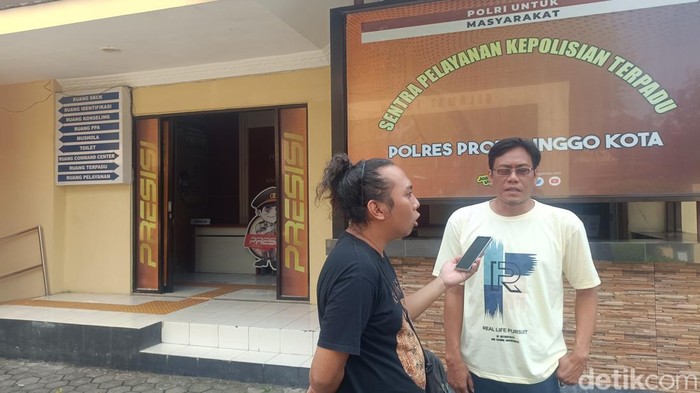 Ayah korban saat melapor ke Polres Probolinggo