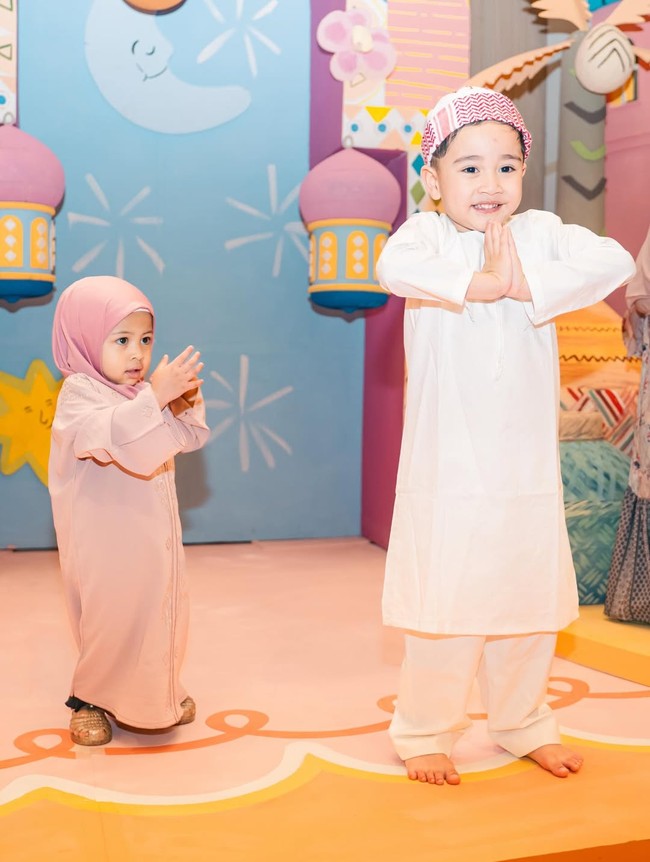 Gaya gemas baby Lily, yang memiliki nama lengkap Ranaima Malika Raudia Andara, ini saat berpose di depan kamera sukses mencuri perhatian netizen bersama Rayyanza. Anak Nagita Slavina dan Raffi Ahmad ini memakai hijab pink yang senada dengan dressnya.  Foto: Dok. Instagram @raffinagita1717.