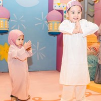 Gaya gemas baby Lily, yang memiliki nama lengkap Ranaima Malika Raudia Andara, ini saat berpose di depan kamera sukses mencuri perhatian netizen bersama Rayyanza. Anak Nagita Slavina dan Raffi Ahmad ini memakai hijab pink yang senada dengan dressnya.  Foto: Dok. Instagram @raffinagita1717.