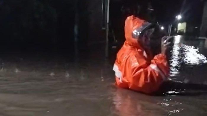 Banjir setinggi dada orang dewasa di Pasuruan
