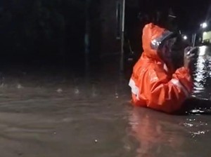 Hujan Deras Picu Banjir di Pasuruan, Air Setinggi Dada Orang Dewasa