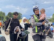 Video: Tersendat One Way di Sukabumi, Bayi Dievakuasi Polwan karena Kepanasan