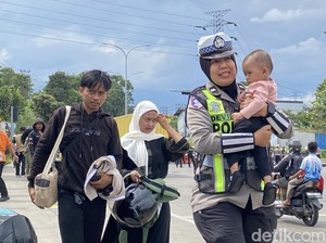 Terjebak One Way di Sukabumi, Bayi Dievakuasi Polwan Usai Kepanasan