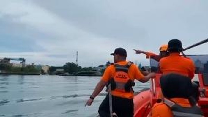BPBD Makassar area Pantai Losari hingga Pelabuhan Makassar mencari kawanan hiu yang sempat muncul.
