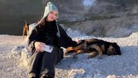 Bunga Sartika dikenal netizen dengan ucapan Halo Kakak saat menjadi host konten kecantikan. Ia punya 100 ribu pengikut di Instagram dan hobi jalan-jalan. (Foto: dok Instagram bungasrtkaa)