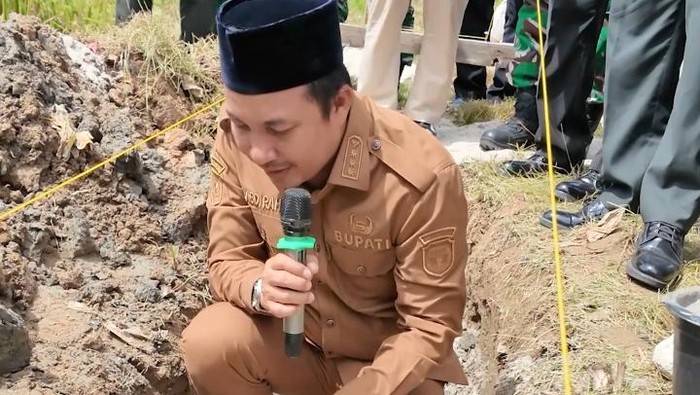 Bupati Lutra, Andi Abdullah Rahim saat meletakkan batu pertama pembangunan masjid Jenderal TNI.