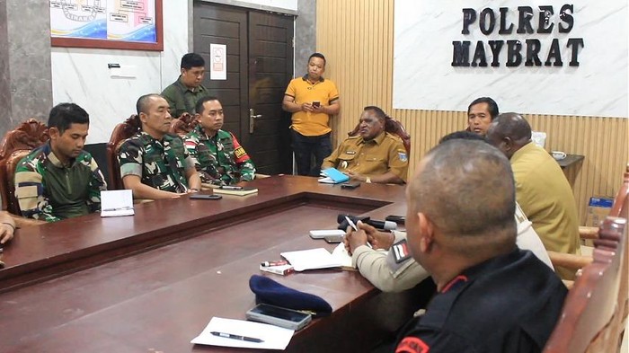 Bupati Maybrat Karel Murafer memimpin rapat koordinasi tindak lanjut penembakan yang mengakibatkan 2 prajurit TNI AL gugur.