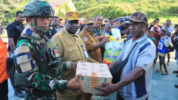 Bupati Maybrat Karel Murafer menyalurkan bantuan bahan makanan kepada warga pascapenembakan 2 prajurit TNI AL.