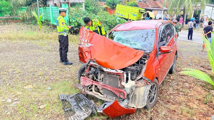 Calya adu kambing dengan truk di Muratara