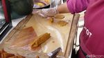 Mengintip Produksi Burayot, Kue Khas Garut yang Mirip Buah Zakar