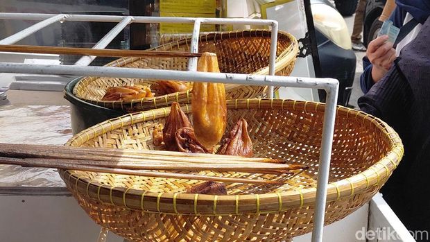 Cara membuat burayot, makanan tradisional khas Garut. Cara membuat burayot, makanan tradisional khas Garut.
