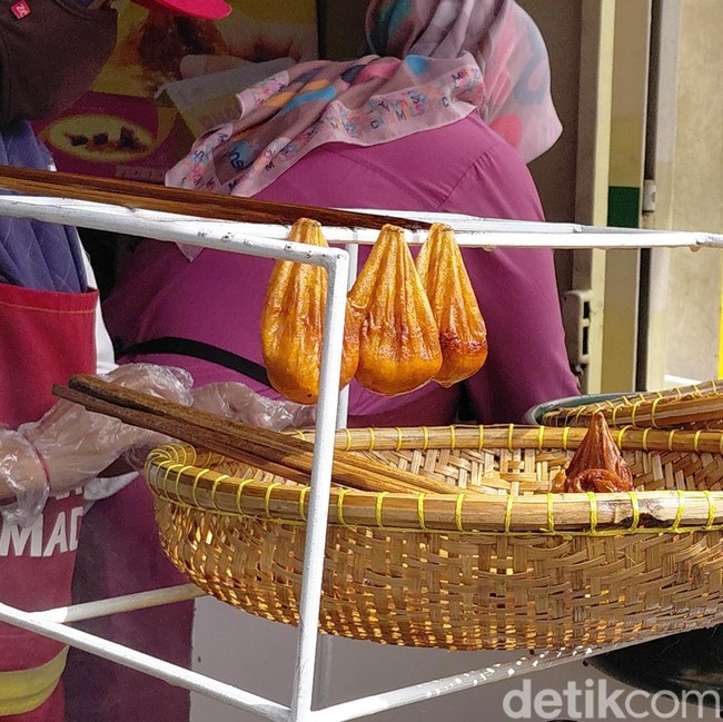 Mengintip Produksi Burayot, Kue Khas Garut yang Mirip Buah Zakar