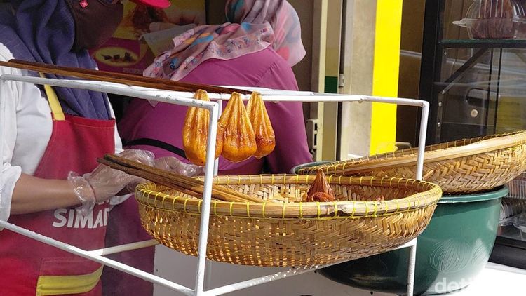 Mengintip Produksi Burayot, Kue Khas Garut yang Mirip Buah Zakar