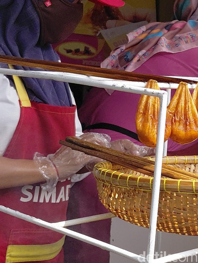 Mengintip Produksi Burayot, Kue Khas Garut yang Mirip Buah Zakar