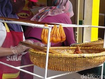 Melihat Cara Membuat Burayot, Kue Mirip Buah Zakar Khas Garut