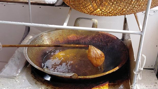 Cara membuat burayot, makanan tradisional khas Garut. Cara membuat burayot, makanan tradisional khas Garut.