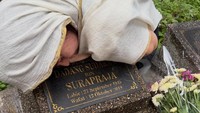 Citra Anidya mengaku kesampaian bisa memugar makam kakek dan buyutnya. Ia melakukan hal itu setelah meraup cuan hasil jualan nastar saat Ramadan lalu. (Foto: dok Instagram ncit90)
