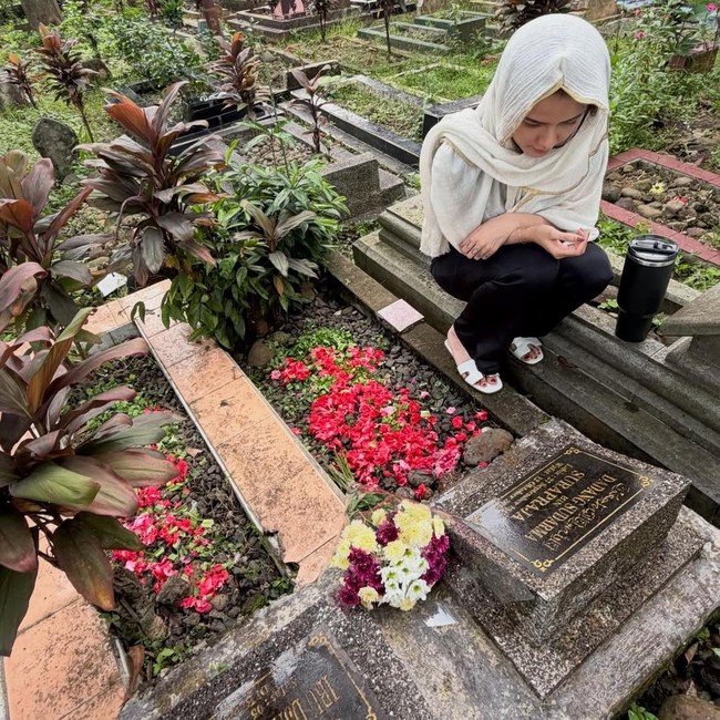 Masyaallah... Citra Anidya Pugar 2 Makam Usai Cuan Jualan Nastar