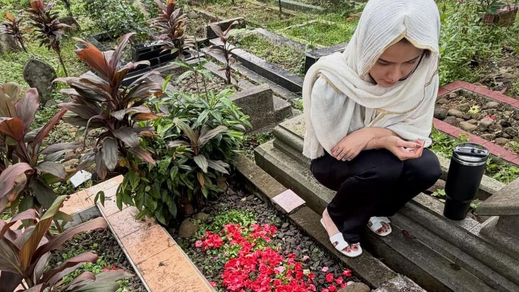 Masyaallah... Citra Anidya Pugar 2 Makam Usai Cuan Jualan Nastar