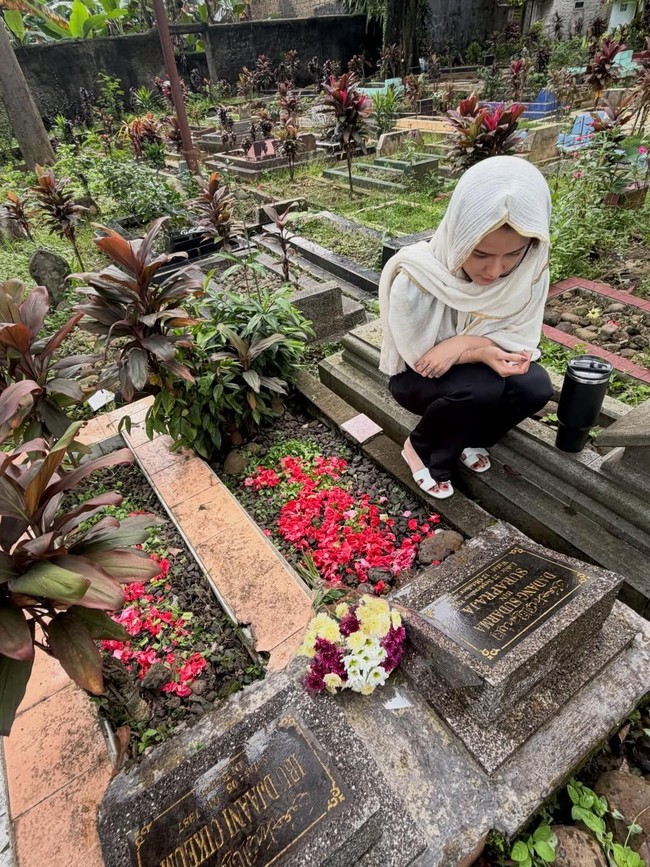 Masyaallah... Citra Anidya Pugar 2 Makam Usai Cuan Jualan Nastar