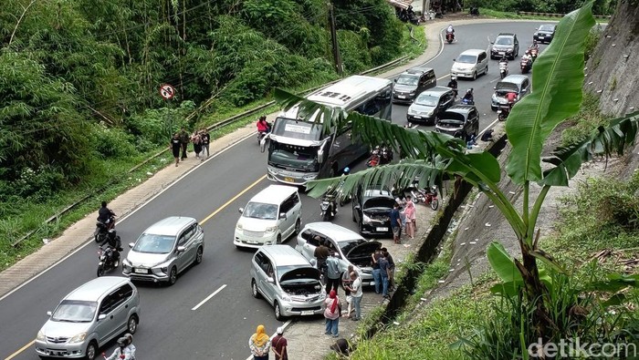 Deretan kendaraan yang gagal nanjak dan mogok di tanjakan Gentong Tasikmalaya.