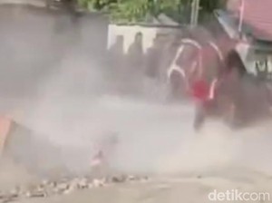 Tradisi Tiyu di Lombok Makan Korban, Penunggang Kuda Jatuh hingga Terseret