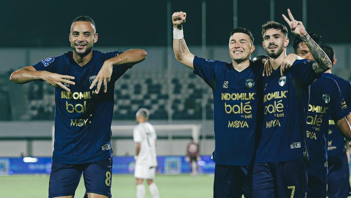 Dua pemain Persita Tamirlan Kozubaev dan Pablo Ganet.
