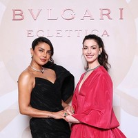 Kehadiran mereka menciptakan harmoni yang merepresentasikan esensi koleksi Eclettica—perpaduan antara glamor, individualitas, dan keberanian berekspresi. Bagi Priyanka Chopra, kehadiran di Milan ini menjadi tonggak terbaru dalam kolaborasinya bersama Bvlgari. Sejak ditunjuk sebagai Global Ambassador pada 2021, ia konsisten merepresentasikan karakter khas rumah perhiasan asal Roma tersebut di berbagai panggung dunia. (Foto: Daniele Venturelli/Getty Images for Bvlgari)