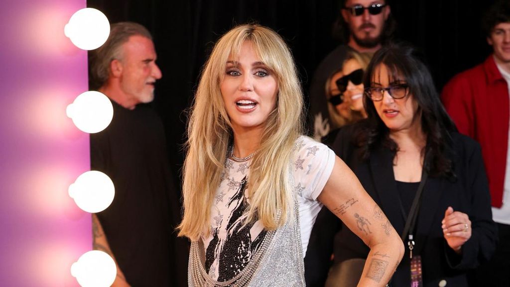 Video: Nama Miley Cyrus Kini Tersemat di Hollywood Walk of Fame