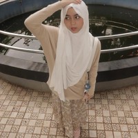 Sienna Ameerah Kasyafani, putri dari Marshanda dan Ben Kasyafani, tampil memukau dalam balutan hijab putih yang dipadukan dengan busana bernuansa earth tone, menunjukkan sisi anggunnya yang mulai beranjak remaja. Foto: Dok. Instagram @kasyaznna.