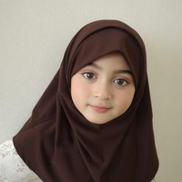 Putri cantik Ali Syakieb dan Margin Wieheerm, Güzelim Aracelli Ali Syakieb, membuat netizen terpana saat tampil dalam balutan hijab instan berwarna cokelat tua yang semakin menonjolkan mata indahnya. Foto: Dok. Instagram @guzelimalisyakieb.