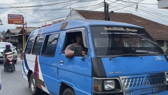 Ilustrasi mobil setan yang terjebak macet di Sukabumi
