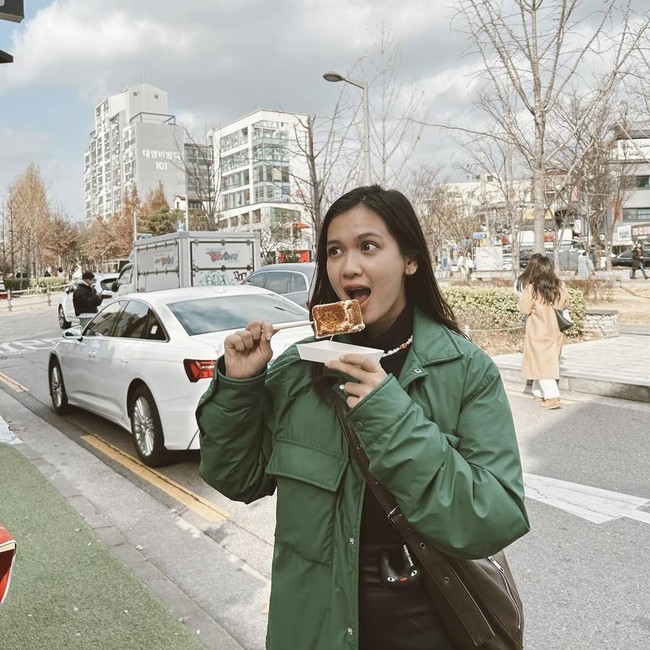 Intip Keseruan Dea Imut Saat Nongkrong di Kafe dan Makan Marshmallow