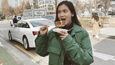 Intip Keseruan Dea Imut Saat Nongkrong di Kafe dan Makan Marshmallow
