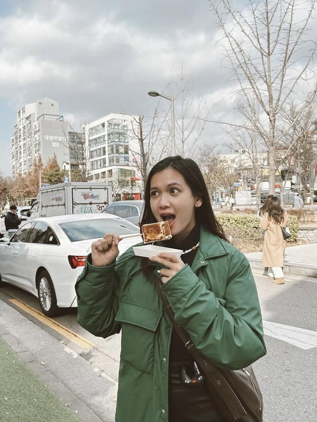 Intip Keseruan Dea Imut Saat Nongkrong di Kafe dan Makan Marshmallow