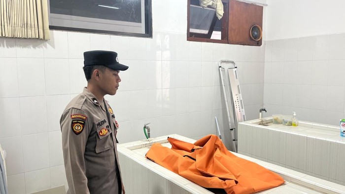 Jasad bayi dalam kresek ungu di kamar jenazah RSUD Blambangan Banyuwangi