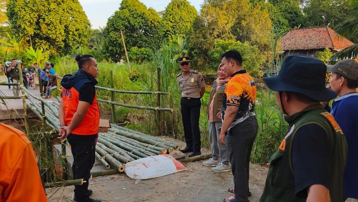 Jembatan Desa Muara Kumbang, Kecamatan Kandis putus